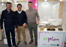 José Francisco Tello, Marín Torres t José Aurelio García, en el stand de Explum, cooperativa productora de fruta de hueso y especialista en ciruela, con sede en Valdelacalzada, Badajoz.
