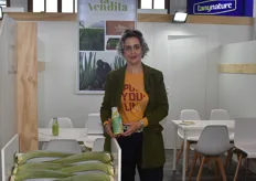 Inés Prieto, responsable de ventas de La Vendita, nos muestra el jugo de aloe vera 100% natural ecológico y las hojas frescas que cultivan bajo invernadero en Extremadura