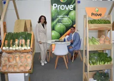 Mónica Coronel y Juanfran Guevara, de Prove, especialistas hortalizas entre las que destacan los guisantes y la calabaza Butternut