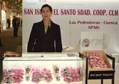 Carmen Chacón en el stand de la Sociedad Cooperativa de Castilla-La Mancha San Isidro el Santo