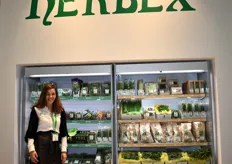 Susana Giralt, de Herbex, junto a la amplia gama de hierbas frescas y pimientos picantes de la compañía