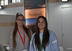 Isabel y Manoli Soto González, de la compañía extremeña especializada en la producción y exportación de fruta de hueso Frumaisoto