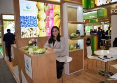 Elisabeth S. Chica, Sales Manager de la empresa ecuatoriana Social Deal, en promoción de la pitahaya amarilla y banana baby.